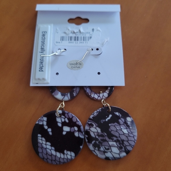 Ellen Tracy 90's Black and Gray Aycrlic Reptile Double Side Drop Earrings - Picture 4 of 4